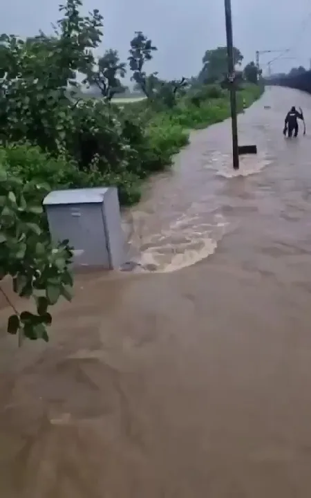 चलती ट्रेन से बाढ़ का पानी, वायरल हुआ वीडियो