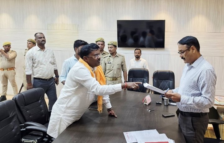 हैंसर बाजार की समस्याओं को लेकर नील मणि ने डीएम को सौंपा ज्ञापन