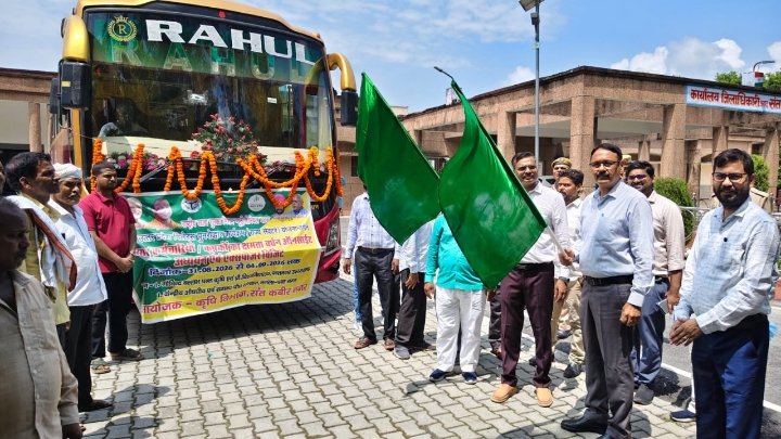 जिलाधिकारी ने हरी झंडी दिखाकर भेजा कृषक प्रशिक्षण का जत्था