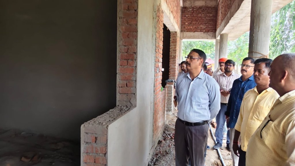 जिलाधिकारी ने किया निर्माणाधीन मंडप भवन का निरीक्षण