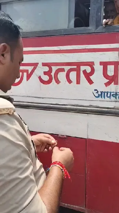 बस अड्डे पर मिली सोने की कुंडलियों की जोड़ी, पुलिस ने असली मालकिन को लौटाई