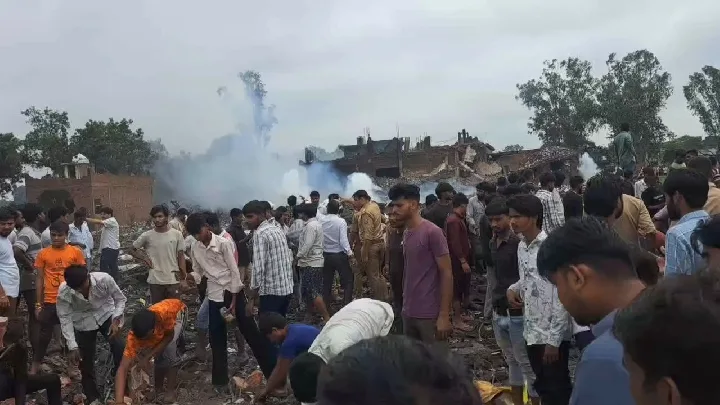 कौशाम्बी में पटाखे फैक्ट्री में लगी आग, कई घर चपेट में