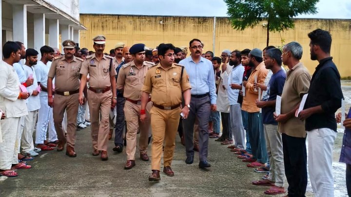 जिला कारागार का औचक निरीक्षण, बंदियों से समस्याएं जानी