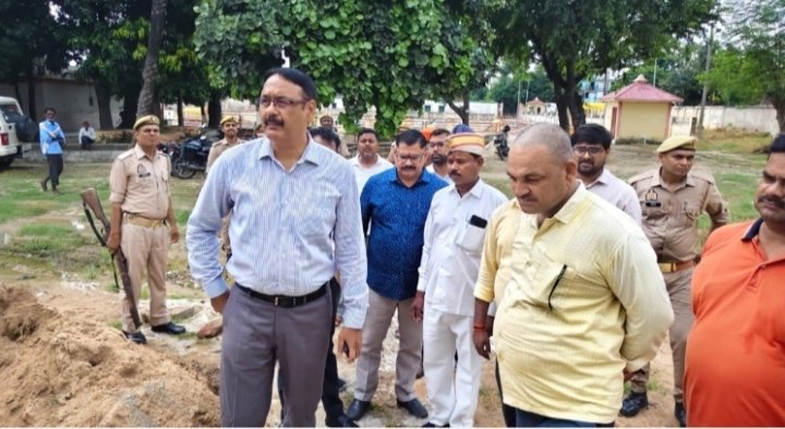 जिलाधिकारी ने किया निर्माणाधीन मंडप का निरीक्षण, 15 अक्टूबर तक पूरा करने के निर्देश