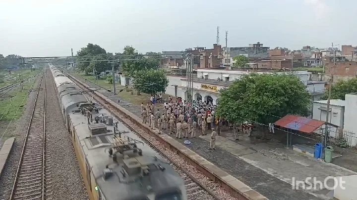 बघौली में ट्रेनें रुकेंगी या जनता इंतजार करेगी?