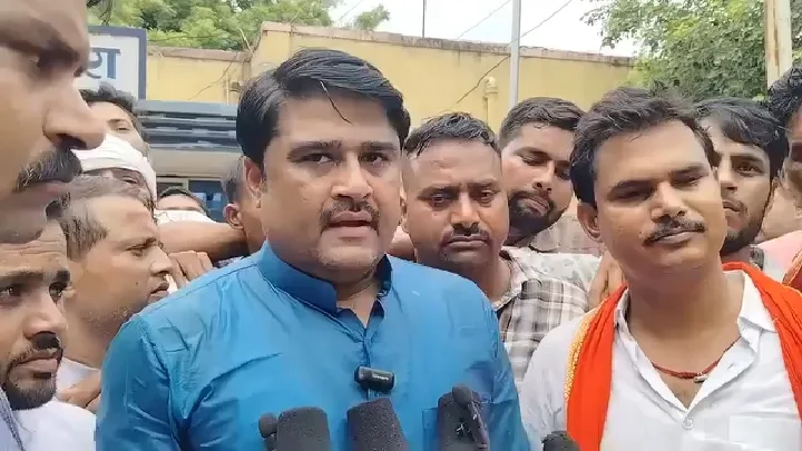पुलिस ने दिया आश्वासन, आजाद लोधी की गिरफ्तारी पर जुलूस निकाला