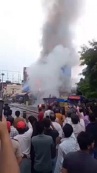 अयोध्या में लक्ष्मी स्वीट हाउस में भीषण आग, शॉर्ट सर्किट से लगी आग