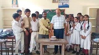 उत्साह के साथ मनाया शिक्षक दिवस, केक काटकर दी बधाई
