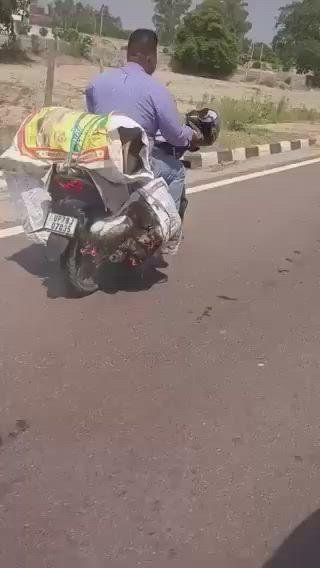बाइक में लगी आग, डायल 112 की सतर्कता से टला बड़ा हादसा