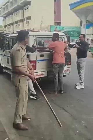 गुजरात पुलिस का वीडियो मानवता को झकझोर कर रख देता है