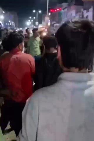 पति ने पत्नी को दूसरे पुरुष के साथ देखकर किया सड़क पर हंगामा
