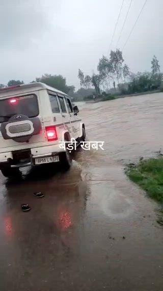 सतना में उफनते नाले में फंसी यात्रियों से भरी गाड़ी