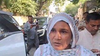 जरीना ने वोट नहीं डालने पर दिया बयान, पत्रकारों से की बातचीत