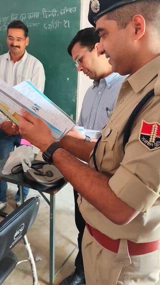 छुट्टी पर शिक्षिका ने स्कूल में पढ़ाया, कलेक्टर ने क्या कहा?