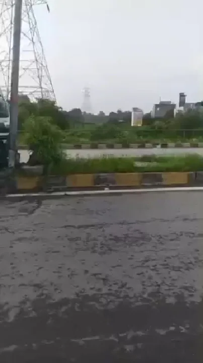 शराब के नशे में नगर निगम के ड्राइवर ने डंफर से मारी टक्कर