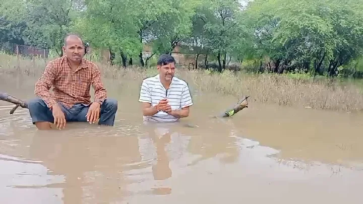 जवा बाढ़ में फंसे परिवार, अनशन पर बैठे ग्रामीण