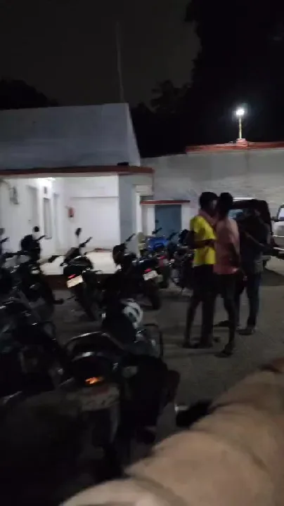 प्रयागराज में GRP पुलिस लाइन में विशाल अजगर का रेस्क्यू