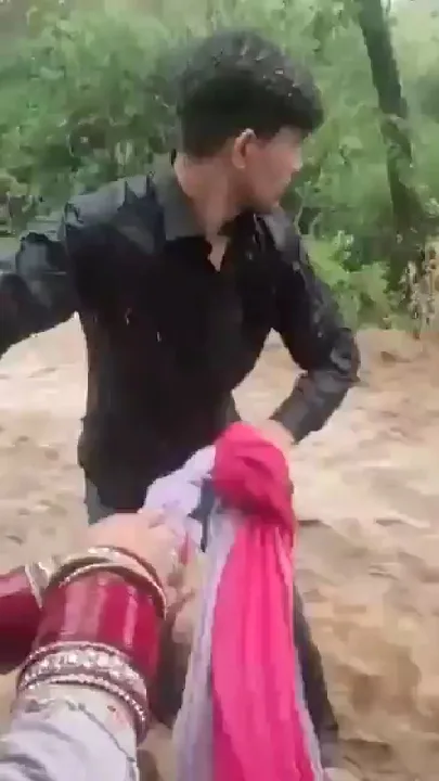 फरिश्ता बनकर परिवार ने बचाई बाइक सवार की जान, देखें वीडियो