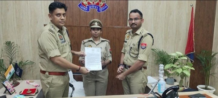 पुलिस अधिकारी ने टंकी पर चढ़ी लड़की को बचाया, मिला सम्मान