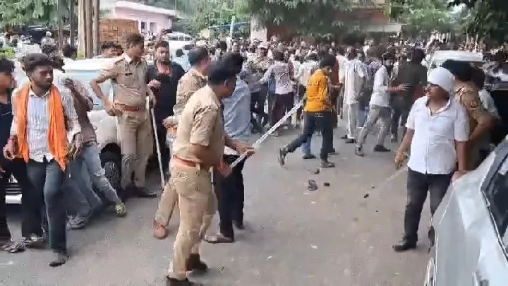 आगरा में UGC नियमों के खिलाफ प्रदर्शन में हंगामा, इंस्पेक्टर ने किया लाठीचार्ज