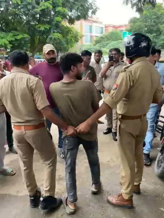 शहीद पथ पर अतिक्रमण हटाओ अभियान में दुकानदारों ने नगर निगम टीम पर किया पत्थरबाजी
