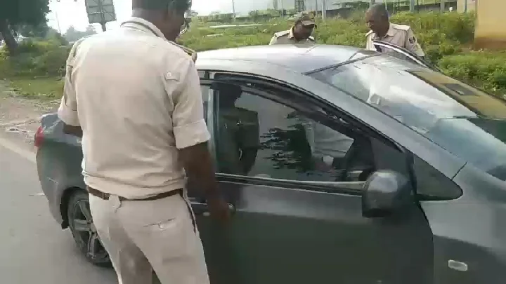 शराब से लदी कार जब्त, बाप-बेटा गिरफ्तार