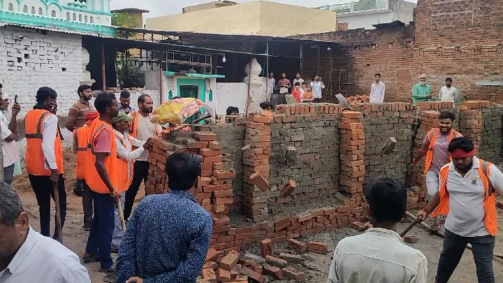 जालौन में मस्जिद के पास अवैध निर्माण ढहाया गया