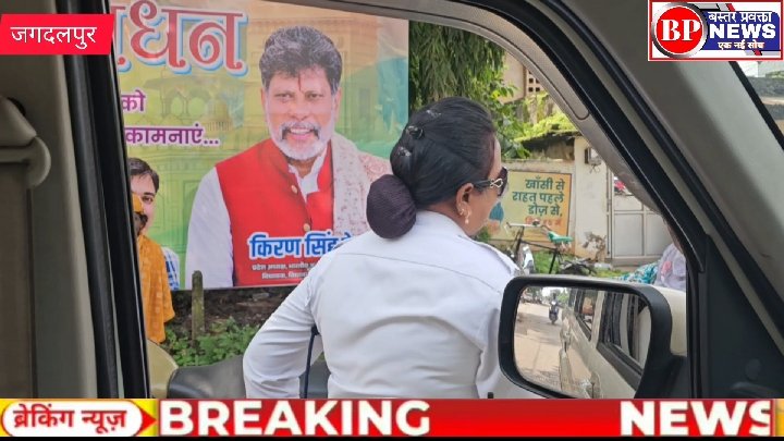 यातायात महिला आरक्षक ड्यूटी छोड़ गपशप में व्यस्त