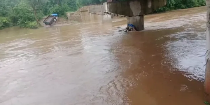 तेज बहाव में ट्रैक्टर बहा, पुल के पायदान में इंजन फंसा; चालक समेत सवारों की जान बची