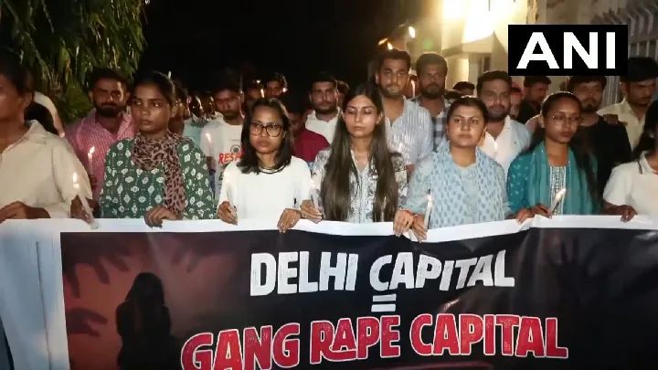 दिल्ली: नाबालिग के लिए कैंडल मार्च, गैंगरेप के विरोध में NSUI का प्रदर्शन