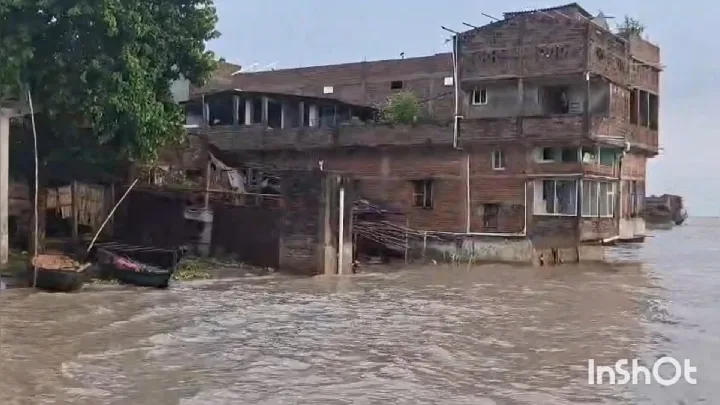 गंगा उफान पर, फिर बढ़ा जलस्तर; सीताकुंड डीह में कटाव से 30 मकानों पर खतरा