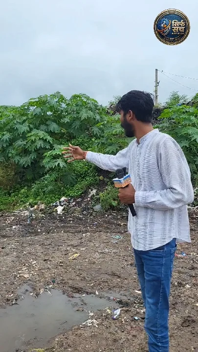 लोहरदगा में नगर पालिका ने निजी जमीन पर कचरा फैलाया