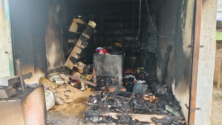 अज्ञात कारणों से लगी आग, लाखों का सामान जलकर राख