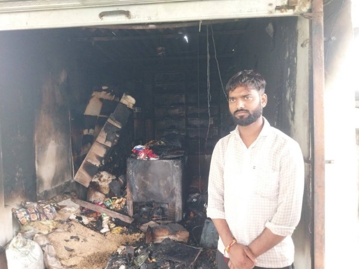 देर रात लगी आग, लाखों का सामान राख; डिहवा बाजार में हड़कंप
