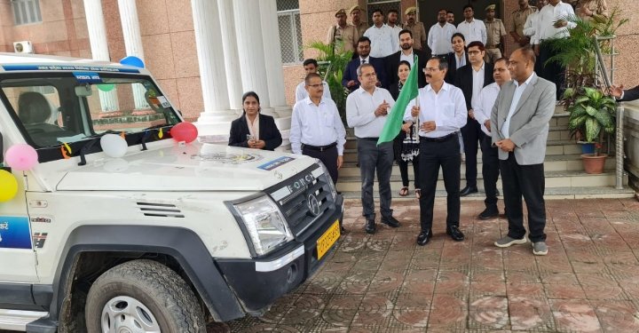 जिला जज ने राष्ट्रीय लोक अदालत के लिए प्रचार वाहन को रवाना किया