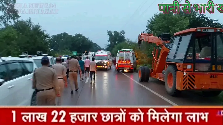 खाई में बस गिरी, आधा दर्जन लोगों की मौत, दो दर्जन घायल