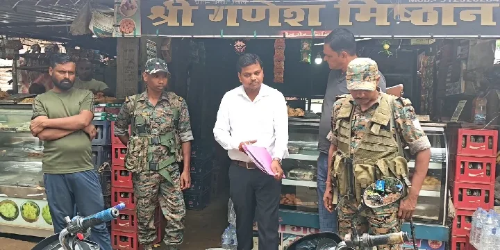 चिनिया में खाद्य सुरक्षा विभाग की छापेमारी, दुकानदारों को चेतावनी