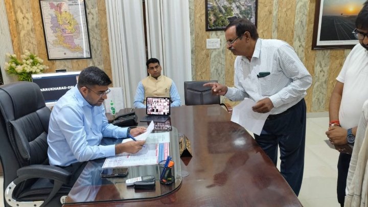 गोरखपुर: जिलाधिकारी ने सुनी जनता की शिकायतें, अधिकारियों को निर्देश