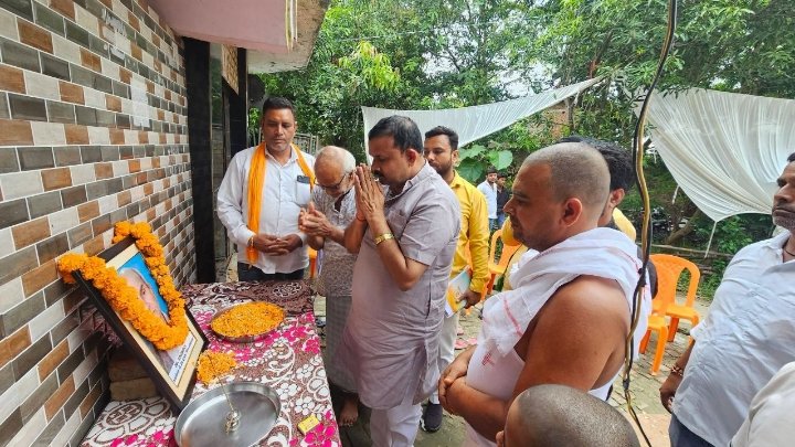 ग्राम कलवारी में ब्रह्मभोज कार्यक्रम में पहुंचे कई लोग