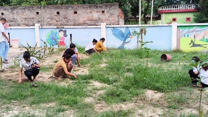 जनपद में श्रीकृष्ण जन्माष्टमी की तैयारी, पुलिसकर्मियों ने चलाया स्वच्छता अभियान