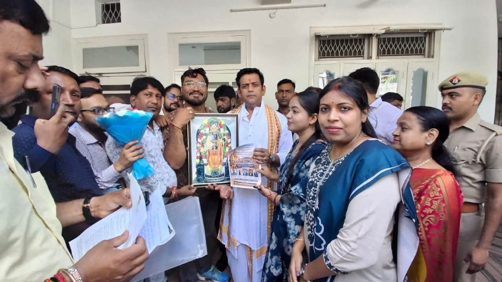 गोरखपुर में जनता दर्शन, सांसद ने सुनी जनता की समस्याएं