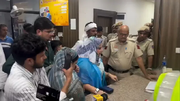 दिल्ली पुलिस ने महिला पत्रकार को थाने में पीटा
