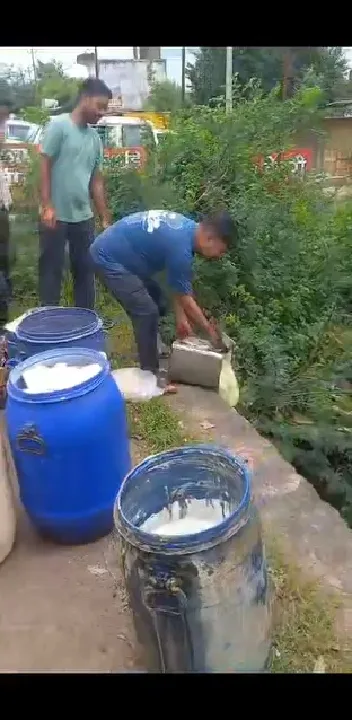 जन्माष्टमी पर छापेमारी, डेरी में मक्खन-दूध का सैंपल लिया