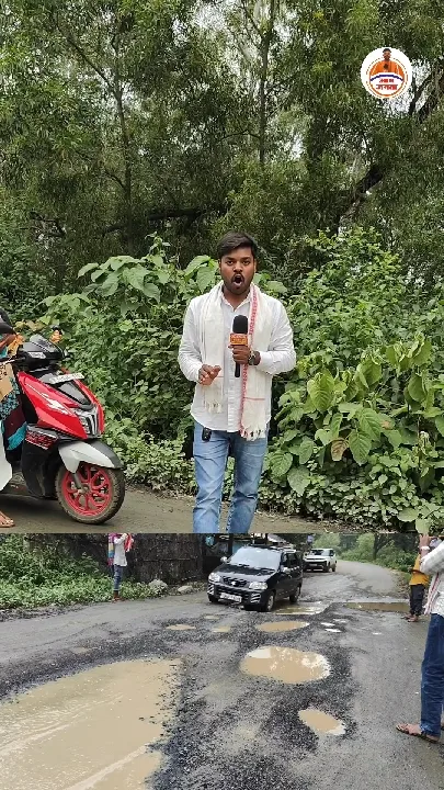 रोड में बना सेविंग पुल, मुखिया जी को भी डुबकी लगानी चाहिए!