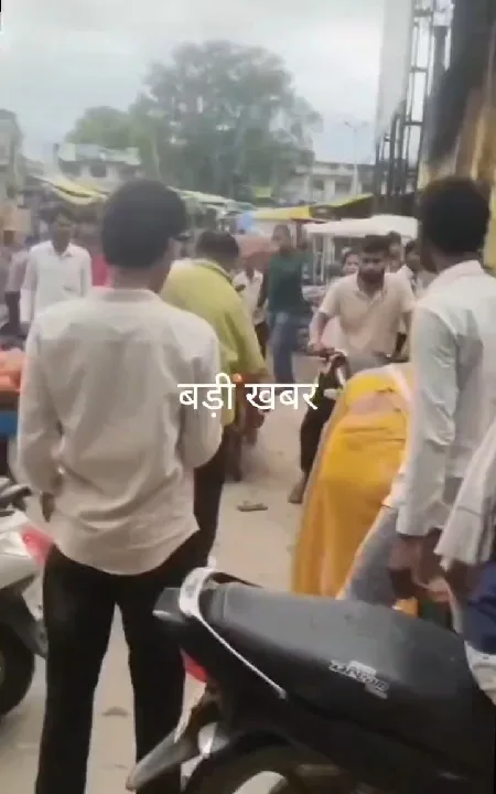 सतना में सड़क पर दो महिलाओं के बीच लाठी-घूंसे का वीडियो वायरल