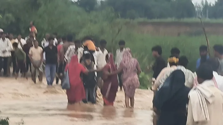 डैम टूटने से हजारों बीघा फसल बर्बाद, किसान जान जोखिम में डालकर कर रहे रोड पार