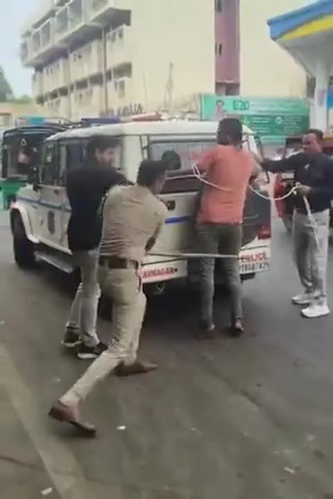 गुजरात पुलिस ने हत्या के आरोपी को 5 मिनट में 100 से अधिक डंडे मारे