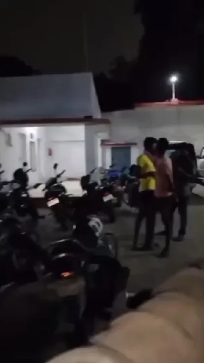 अजगर देख सहमें पुलिस कर्मी, सर्प मित्र ने किया रेस्क्यू