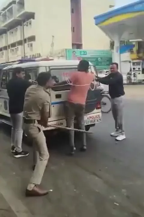 गुजरात में पुलिस ने सड़क पर आरोपी को पीटा, मानवाधिकार पर सवाल