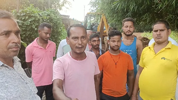 12 फीट सिमटा 40 फीट का रास्ता, ककनी बलियारी पथ पर विवाद
